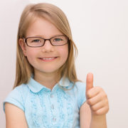 Mädchen mit Birlle - Daumen hoch zufriedenes Mädchen mit Brille